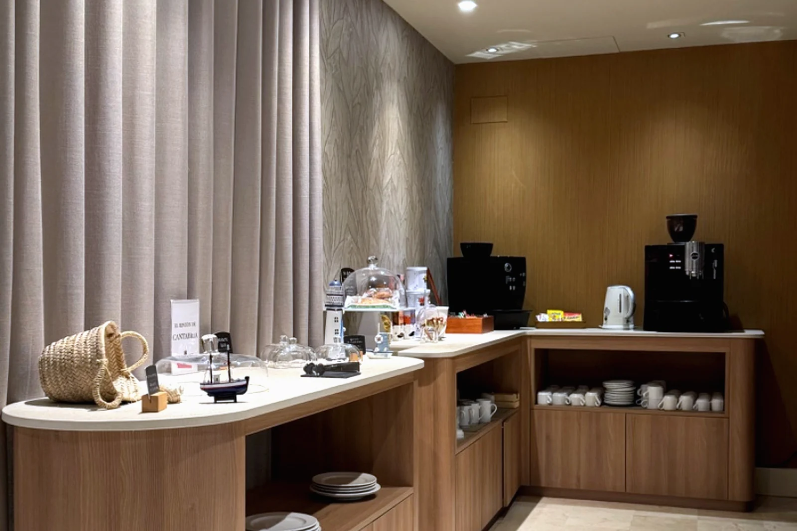 Buffet de un hotel con el mobiliario revestido por Moma Studio