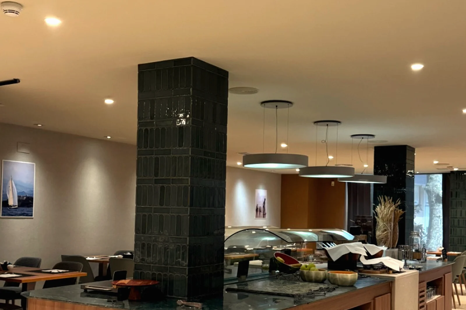 Comedor de hotel con el frente del buffet revestido en madera
