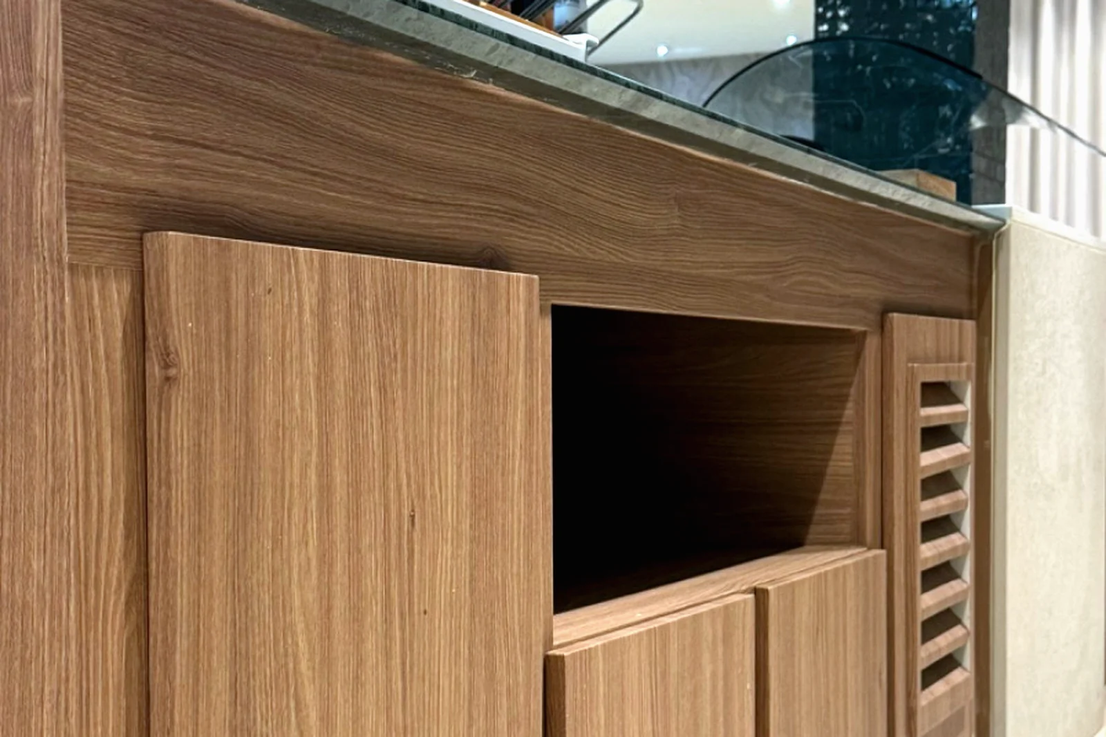 Detalle del frente de un mueble revestido en acabado madera