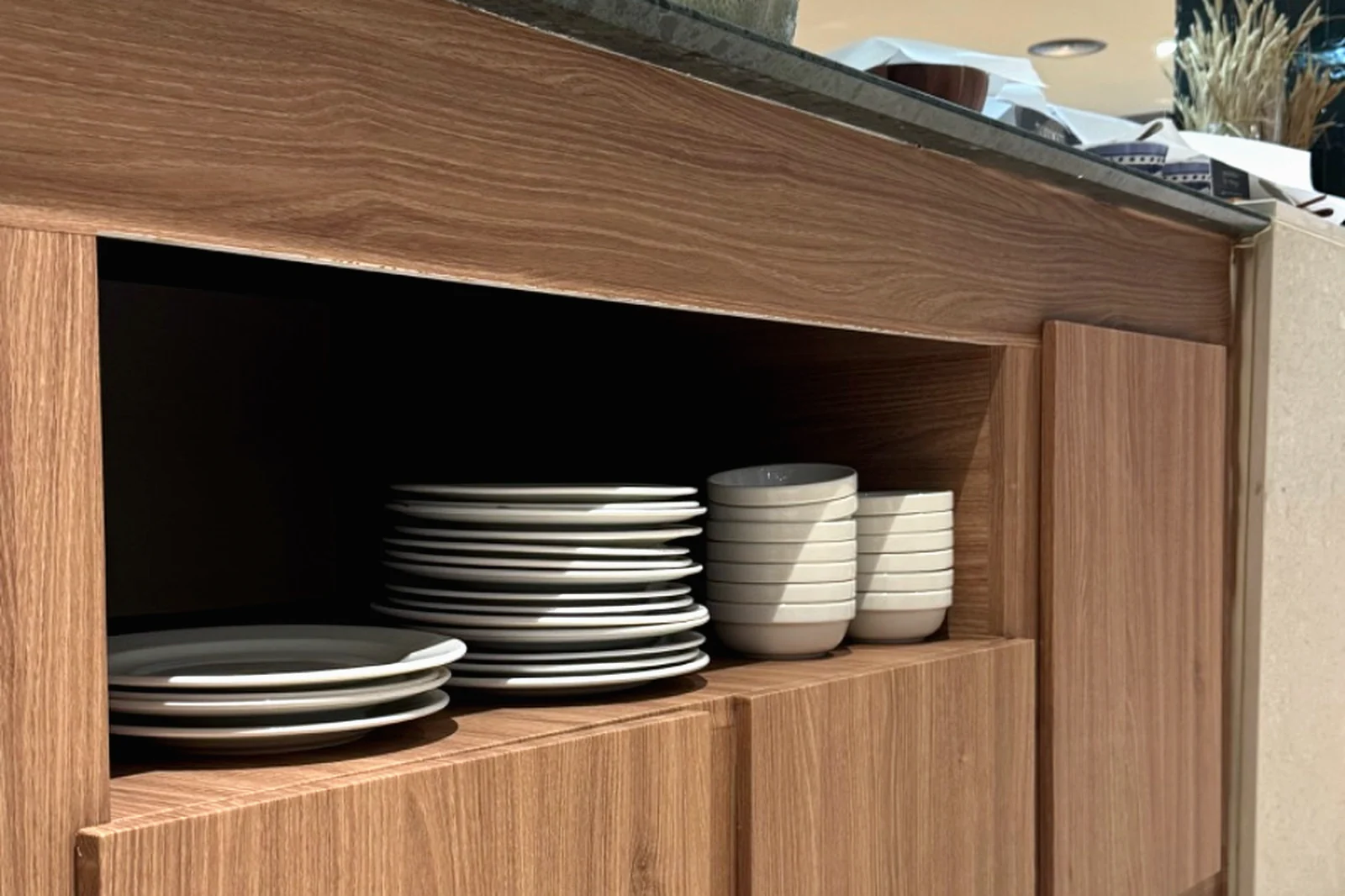Mueble de servicio de hotel revestido, con la vajilla colocada